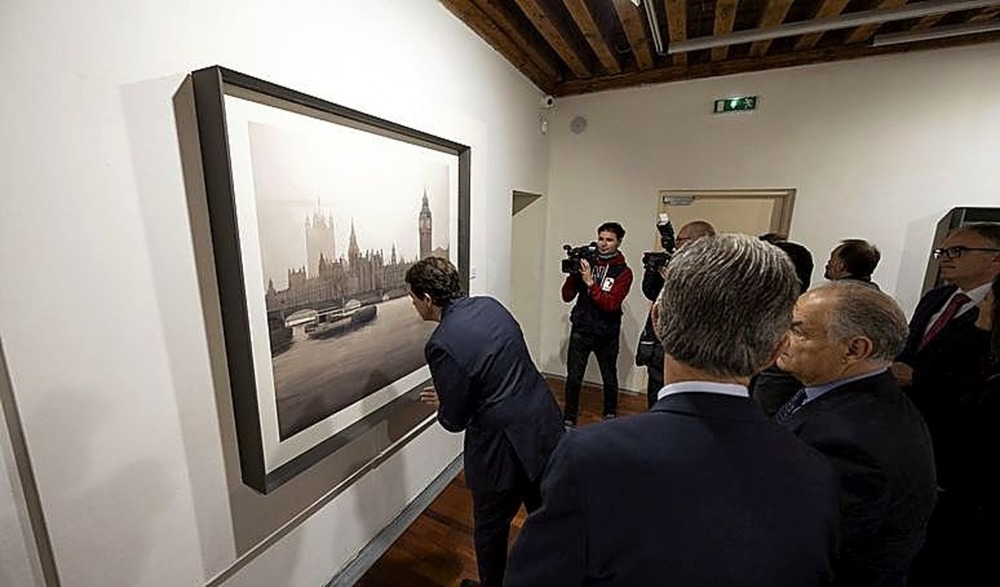 Mañueco visitó la obra de Charles Villeneuve en Los Serrano