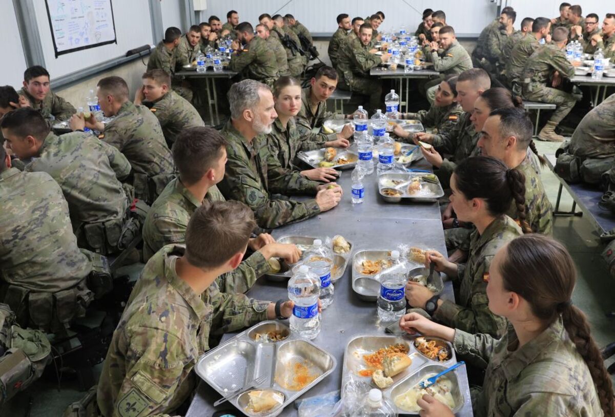 El rey Felipe VI visita a los alumnos de la Academia General Militar durante las maniobras en el Centro Nacional de Adiestramiento de San Gregorio