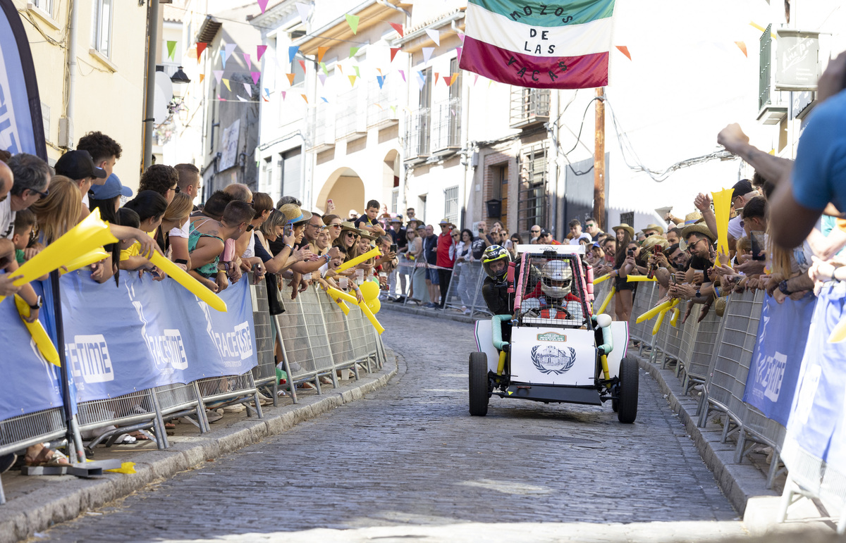 II Carrera de Autos Locos Mozos de las Vacas.  / ISABEL GARCÍA