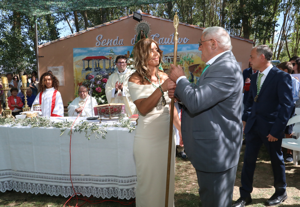 Nombramiento de las primeras mujeres cofrades de la Virgen de Carejas en Paredes de Nava (Palencia).