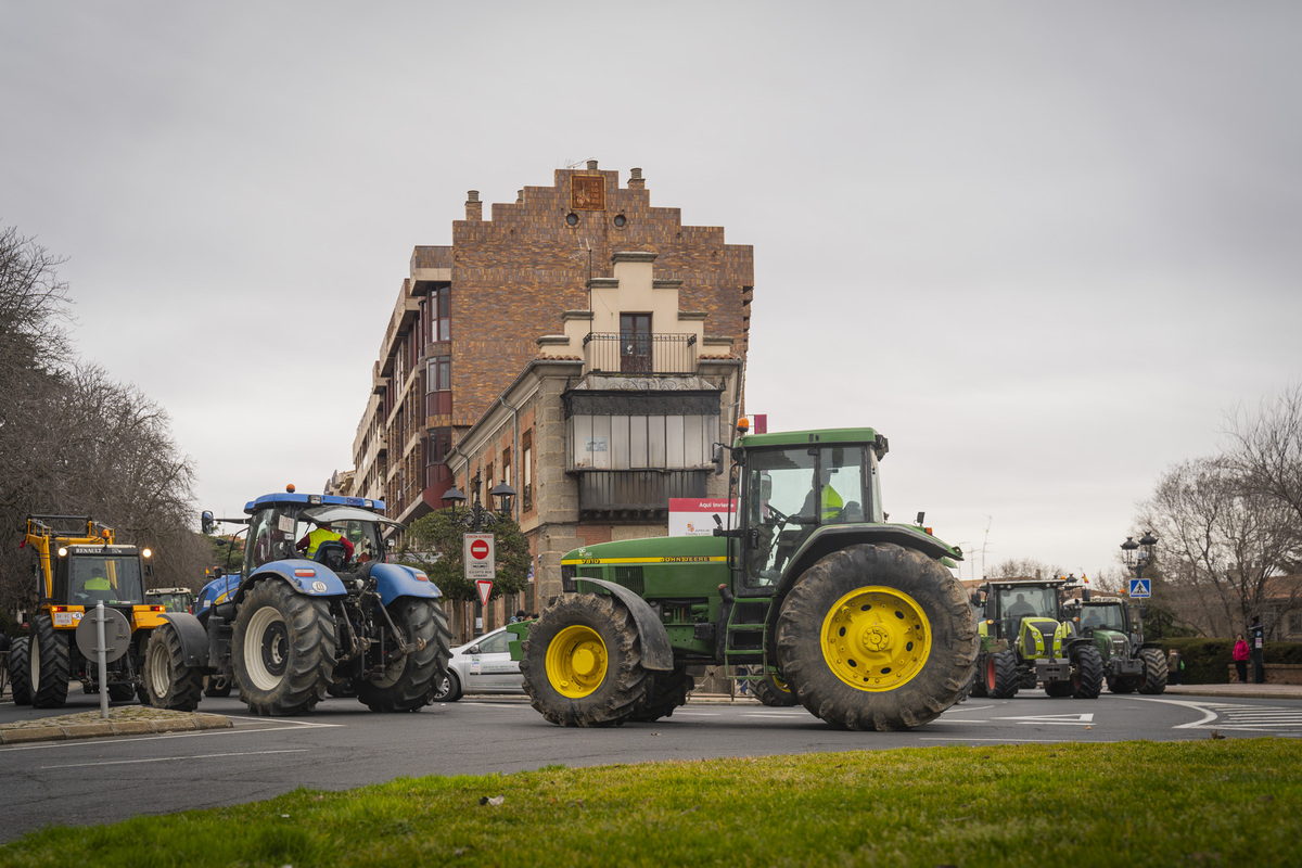 Tractorada por las calles de la capital.  / DAVID GONZÁLEZ