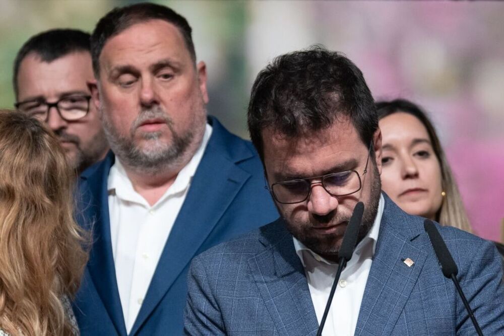 El presidente de la Generalitat de Catalunya y candidato de ERC a la reelección, Pere Aragonès (d), y el presidente de ERC, Oriol Junqueras (i),  