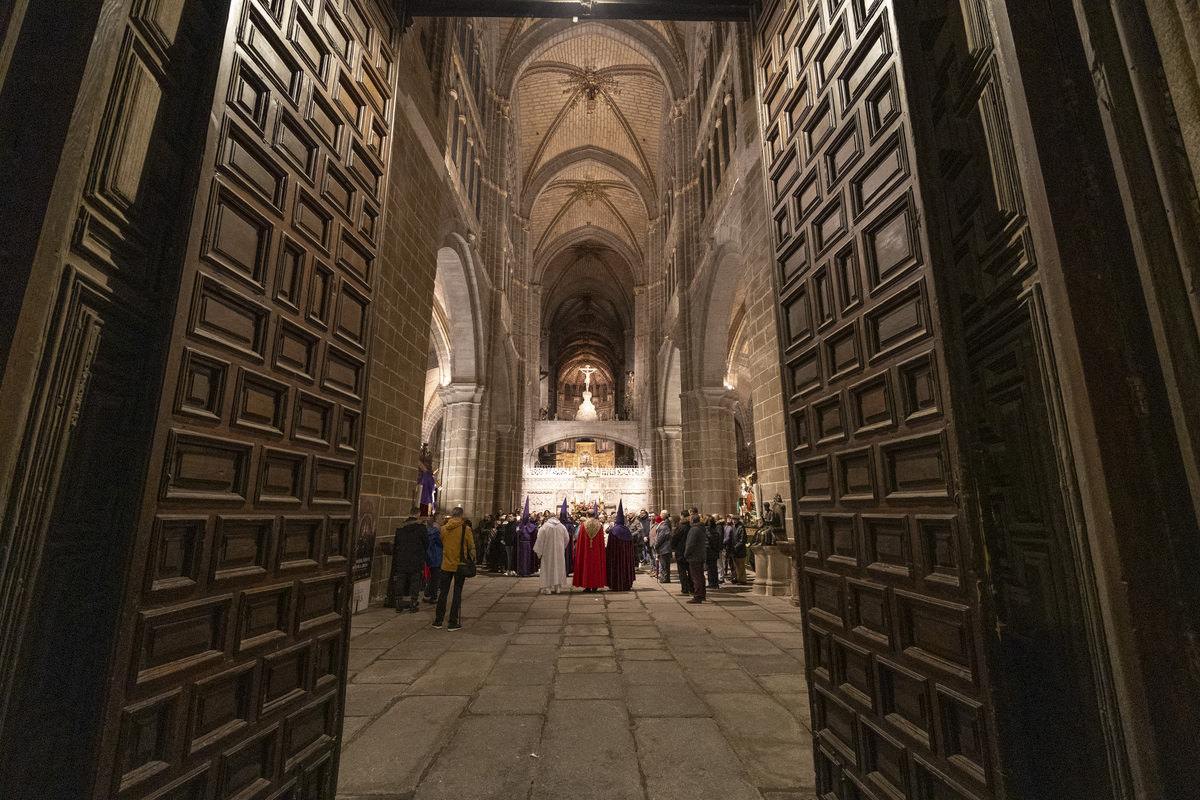 Via Crucis en el interior de la Catedral.  / DAVID CASTRO