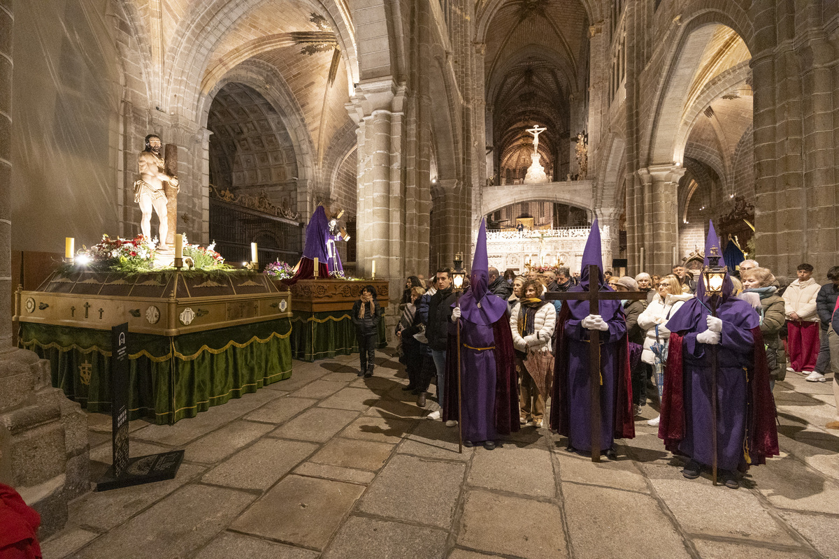 Via Crucis en el interior de la Catedral.  / DAVID CASTRO