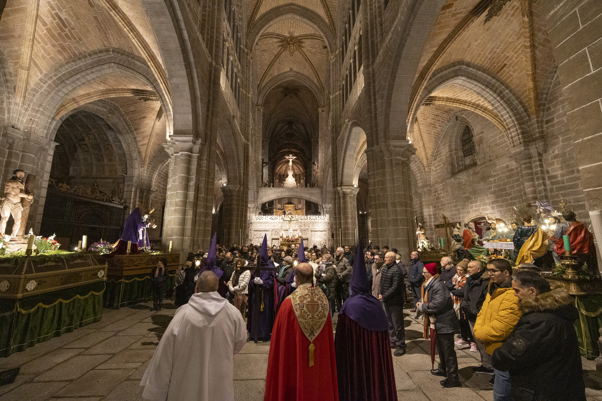 Via Crucis en el interior de la Catedral.  / DAVID CASTRO