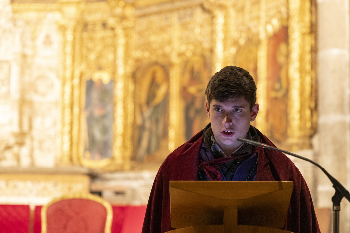 Via Crucis en el interior de la Catedral.  / DAVID CASTRO