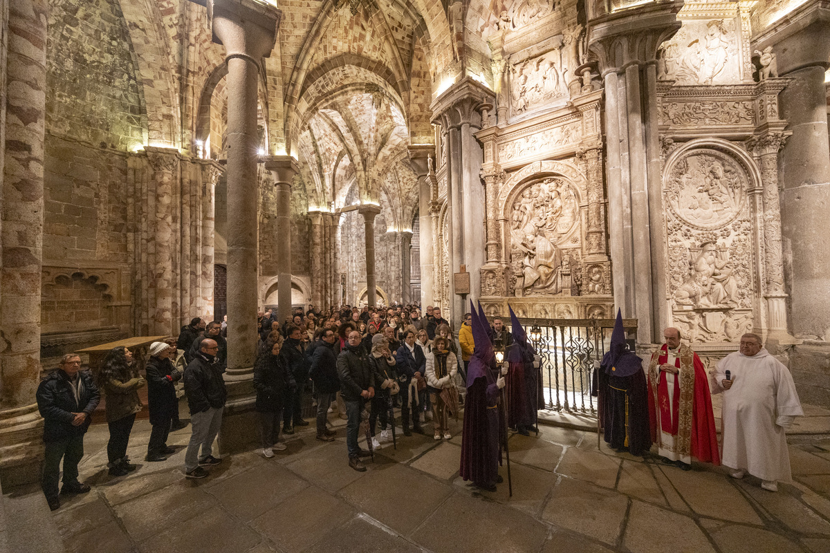 Via Crucis en el interior de la Catedral.  / DAVID CASTRO