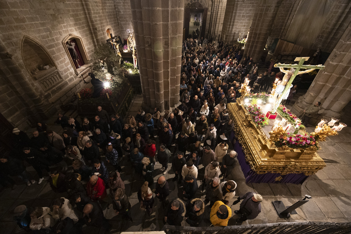 Via Crucis en el interior de la Catedral.  / DAVID CASTRO