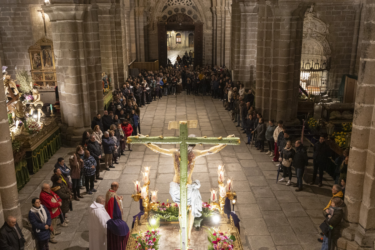 Via Crucis en el interior de la Catedral.  / DAVID CASTRO