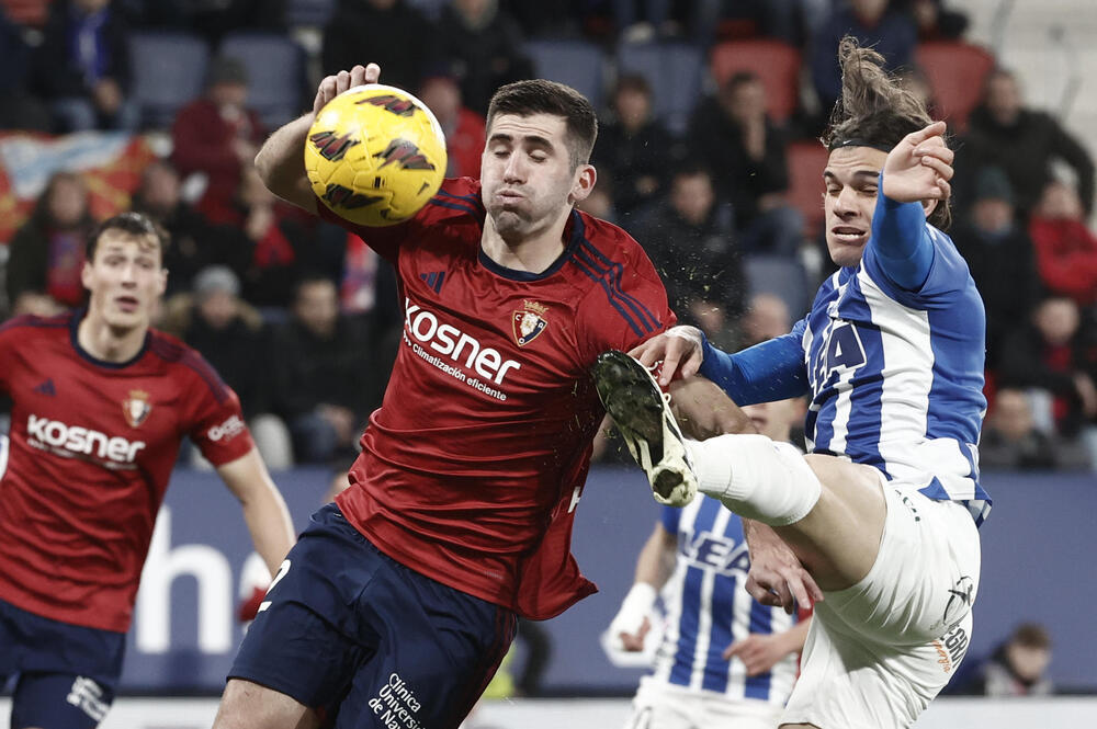 Un golazo de Budimir sentencia al Alavés