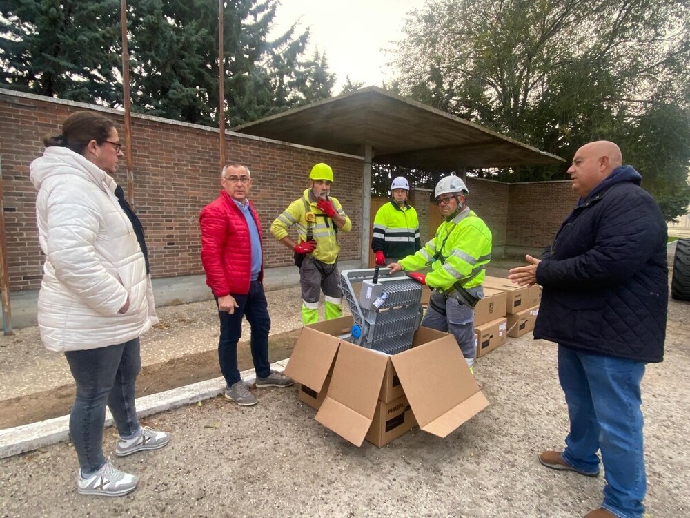 A primera hora de la mañana se ponía en marcha el operativo para comenzar a cambiar la iluminación del Adolfo Suárez. 