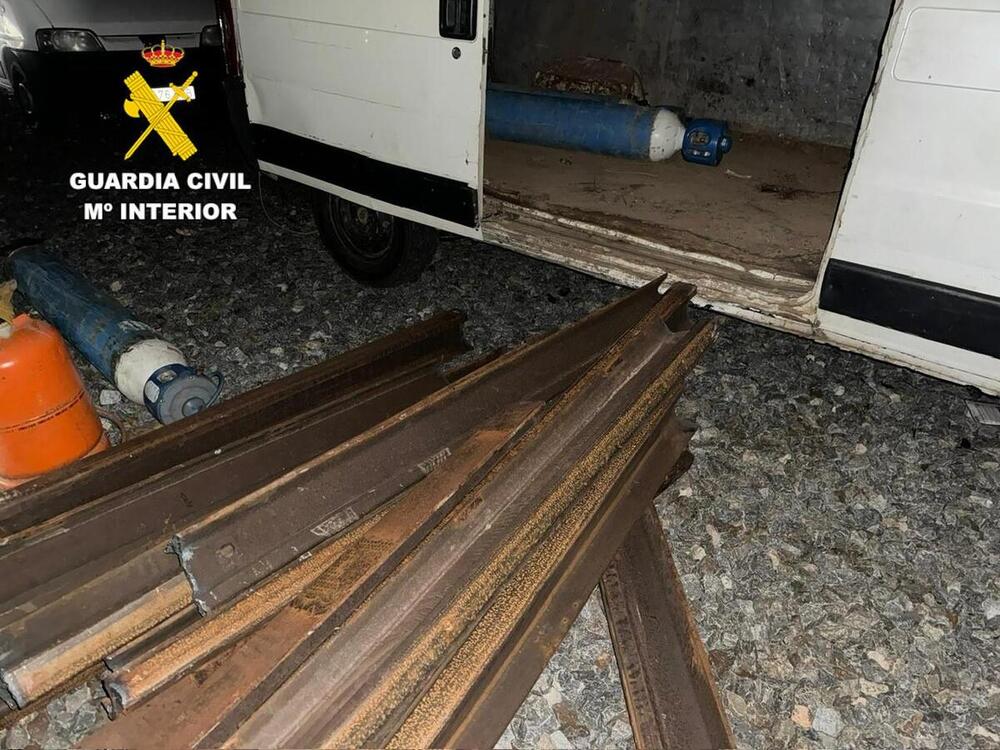 17 detenidos al robar 400 metros de vía de tren en Sanchidrián