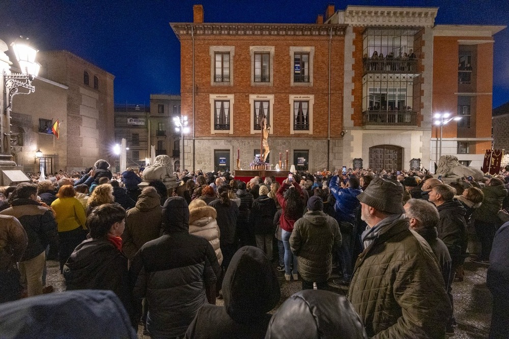 La noche se abre para la procesión del Santo Entierro