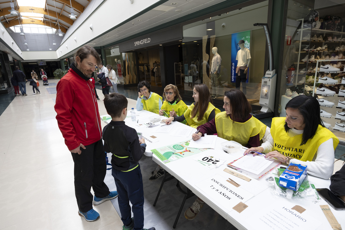 Carrera infantil ecosport san segundo en los aparcamientos del centro comercial de el bulevar.  / ISABEL GARCÍA