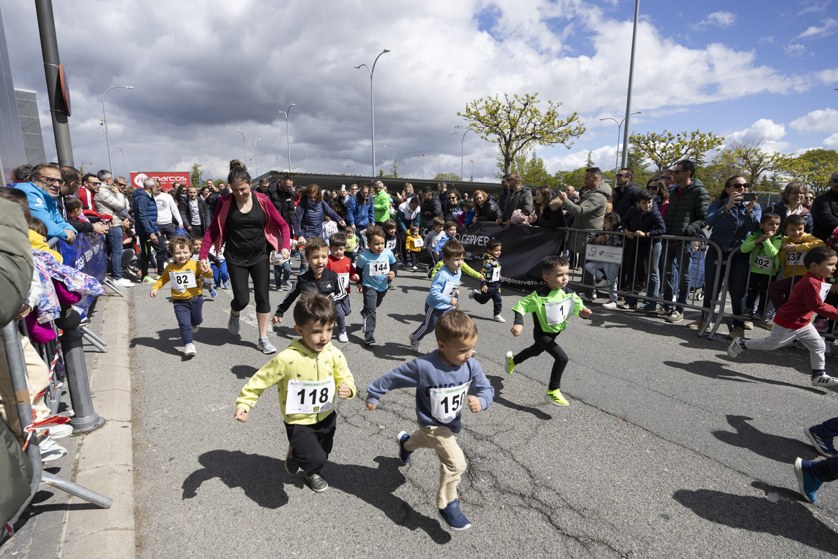 Carrera infantil ecosport san segundo en los aparcamientos del centro comercial de el bulevar.  / ISABEL GARCÍA