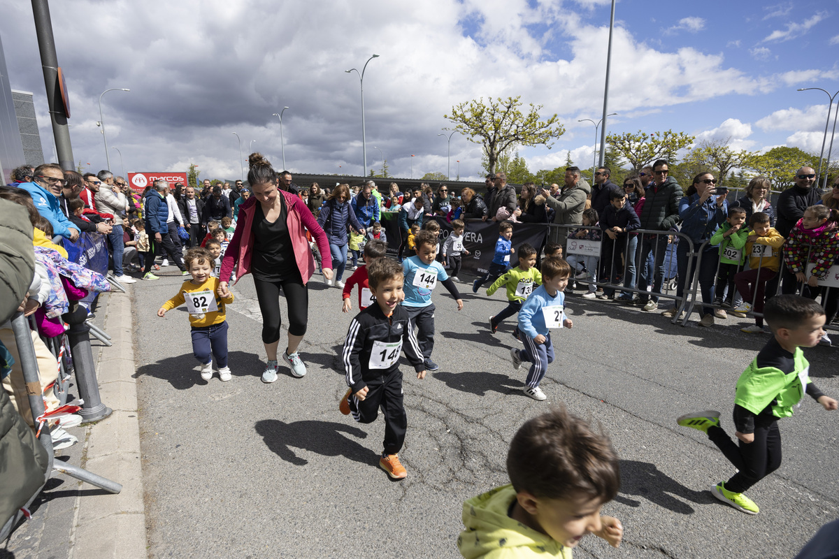 Carrera infantil ecosport san segundo en los aparcamientos del centro comercial de el bulevar.  / ISABEL GARCÍA