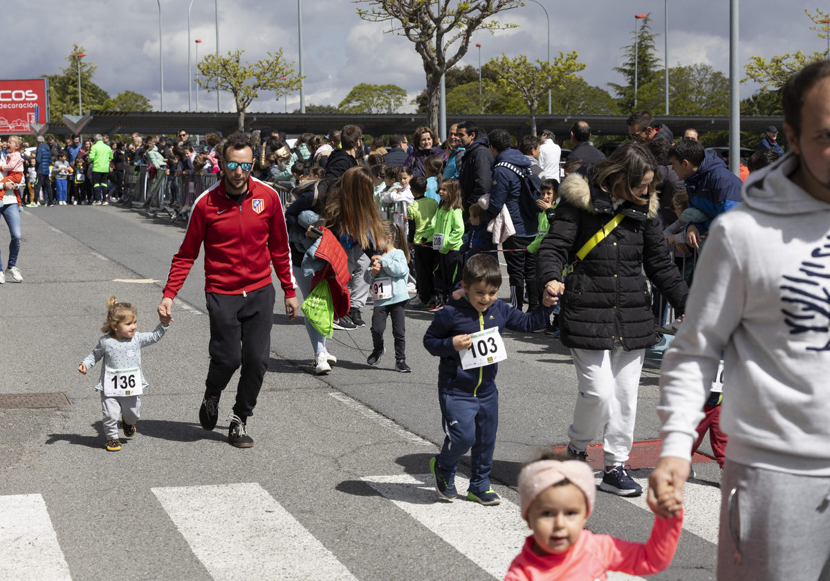 Carrera infantil ecosport san segundo en los aparcamientos del centro comercial de el bulevar.  / ISABEL GARCÍA