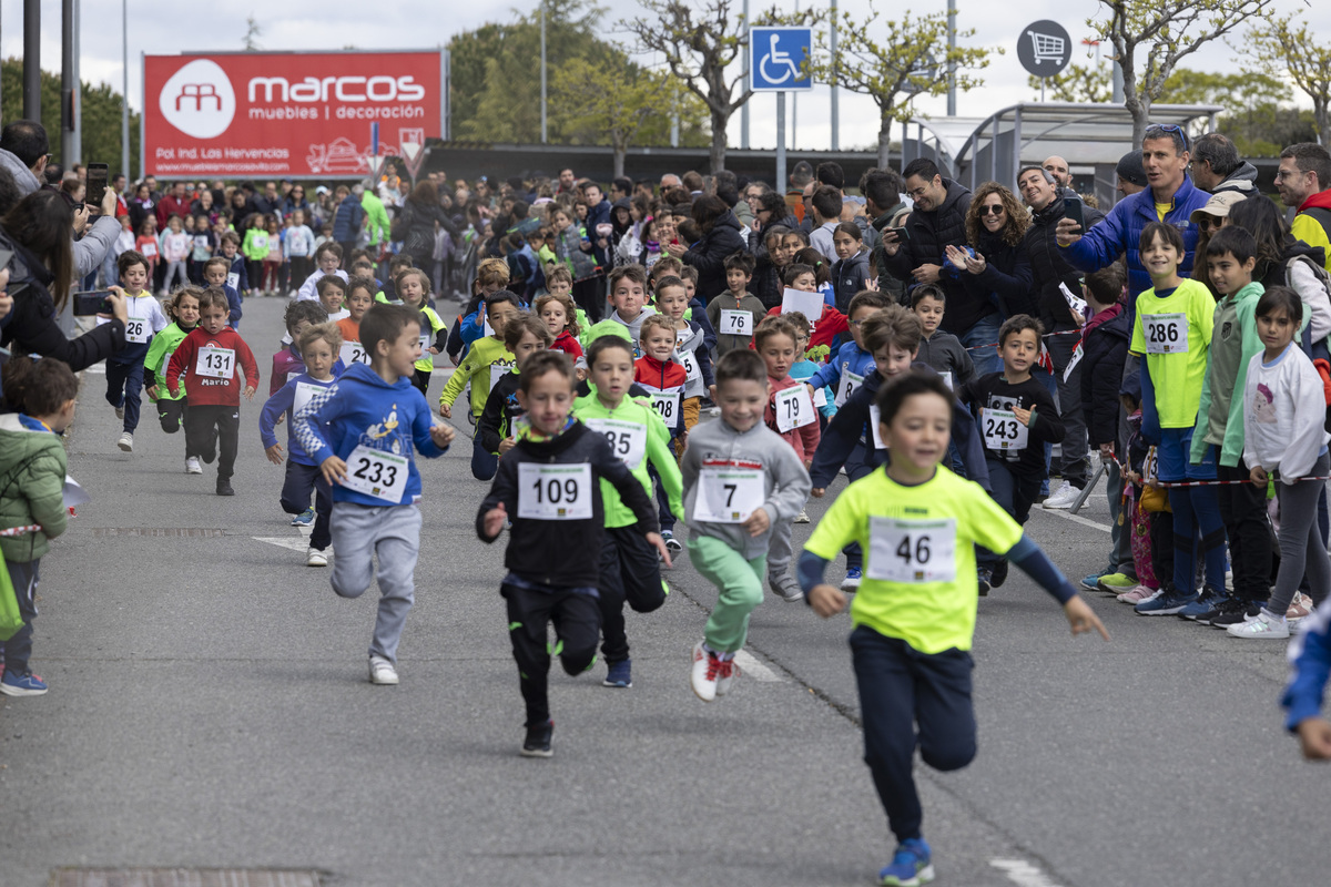 Carrera infantil ecosport san segundo en los aparcamientos del centro comercial de el bulevar.  / ISABEL GARCÍA