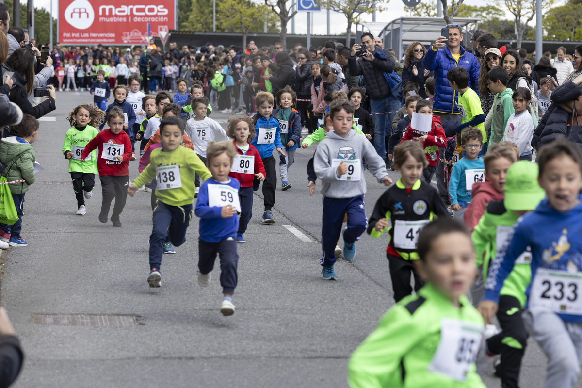 Carrera infantil ecosport san segundo en los aparcamientos del centro comercial de el bulevar.  / ISABEL GARCÍA