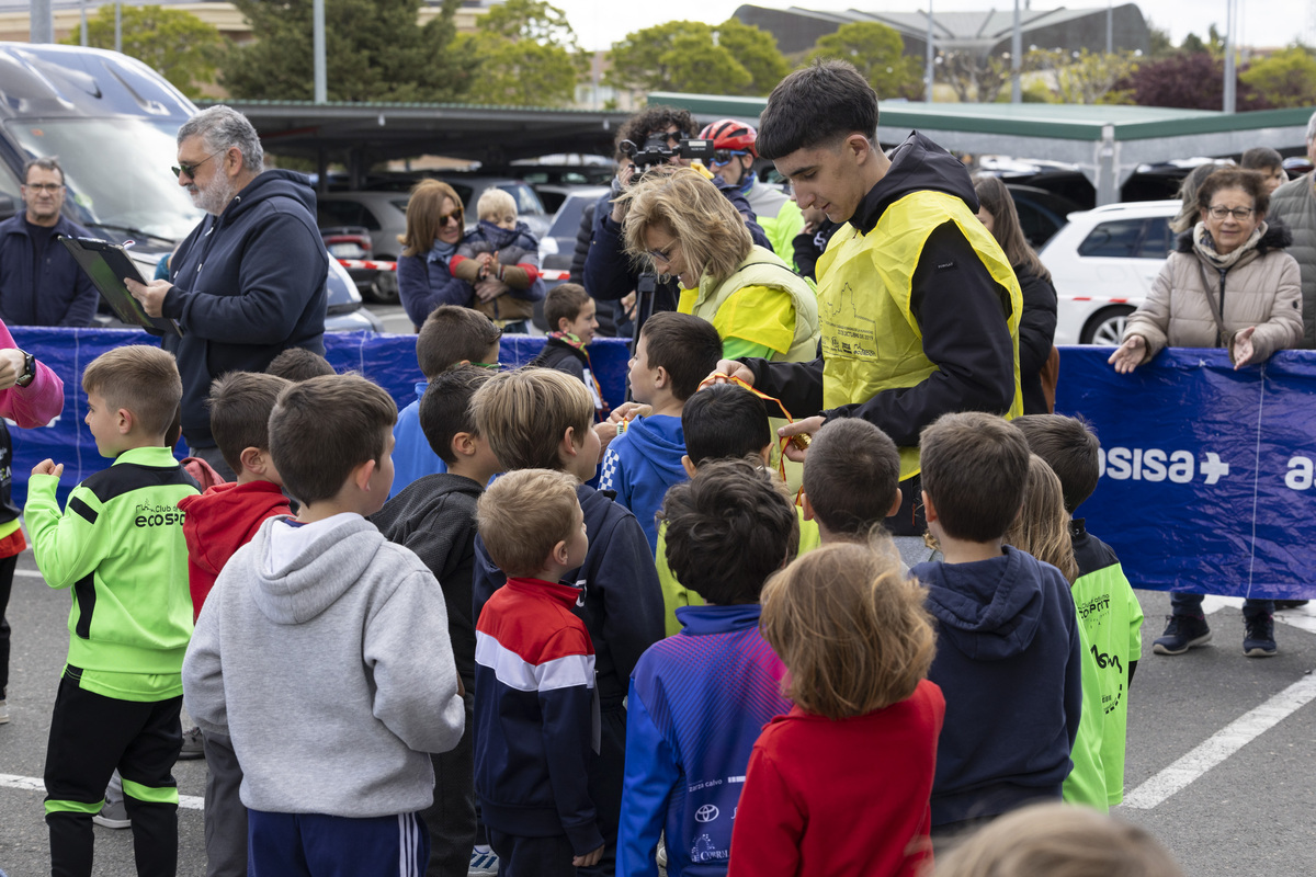 Carrera infantil ecosport san segundo en los aparcamientos del centro comercial de el bulevar.  / ISABEL GARCÍA