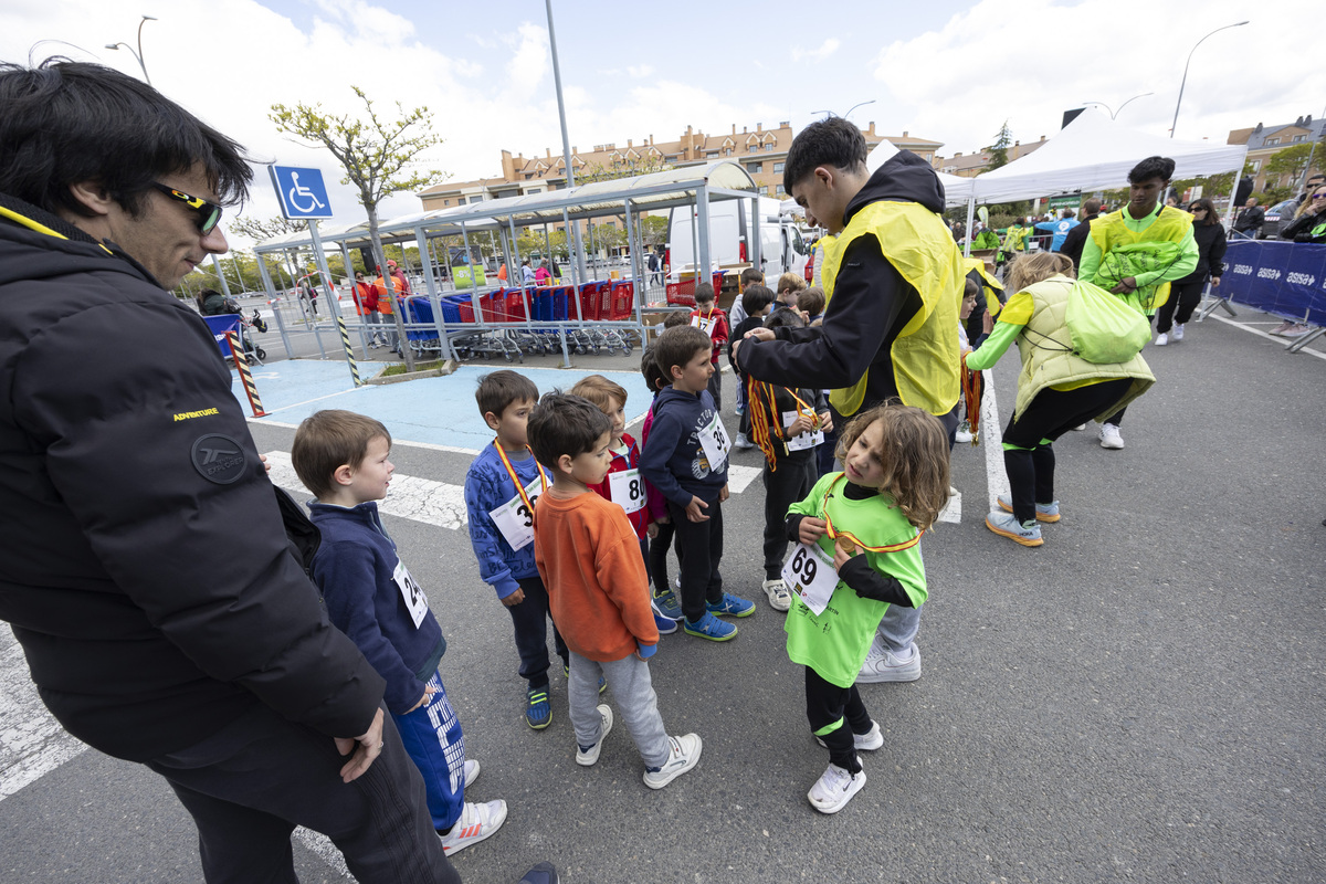 Carrera infantil ecosport san segundo en los aparcamientos del centro comercial de el bulevar.  / ISABEL GARCÍA