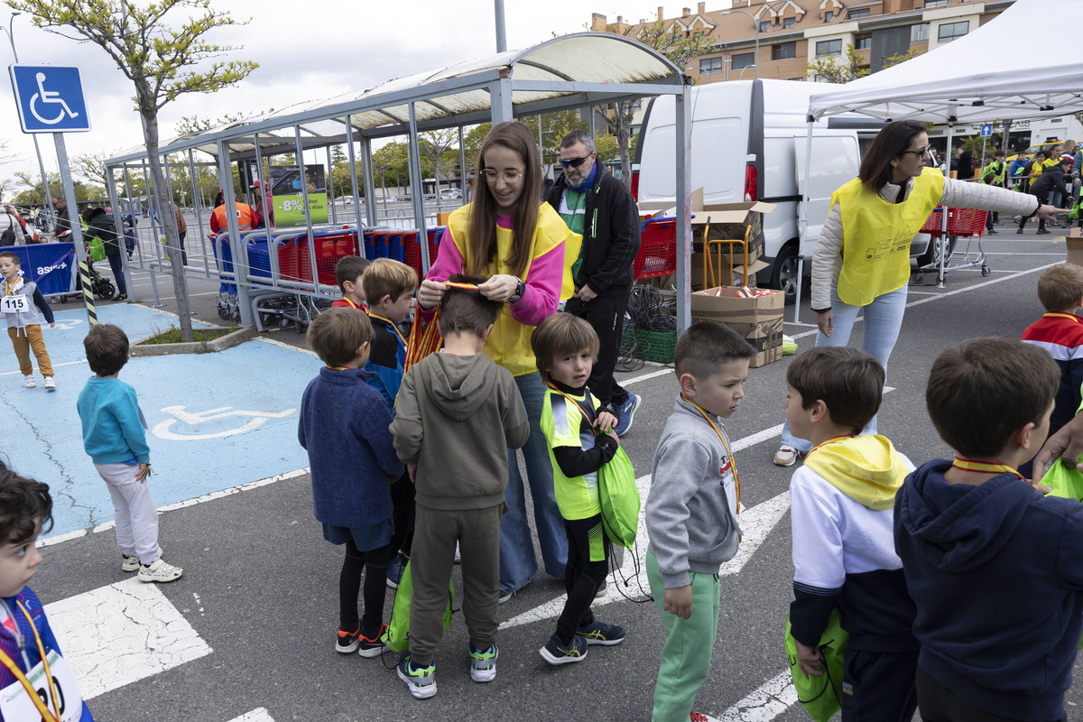 Carrera infantil ecosport san segundo en los aparcamientos del centro comercial de el bulevar.  / ISABEL GARCÍA