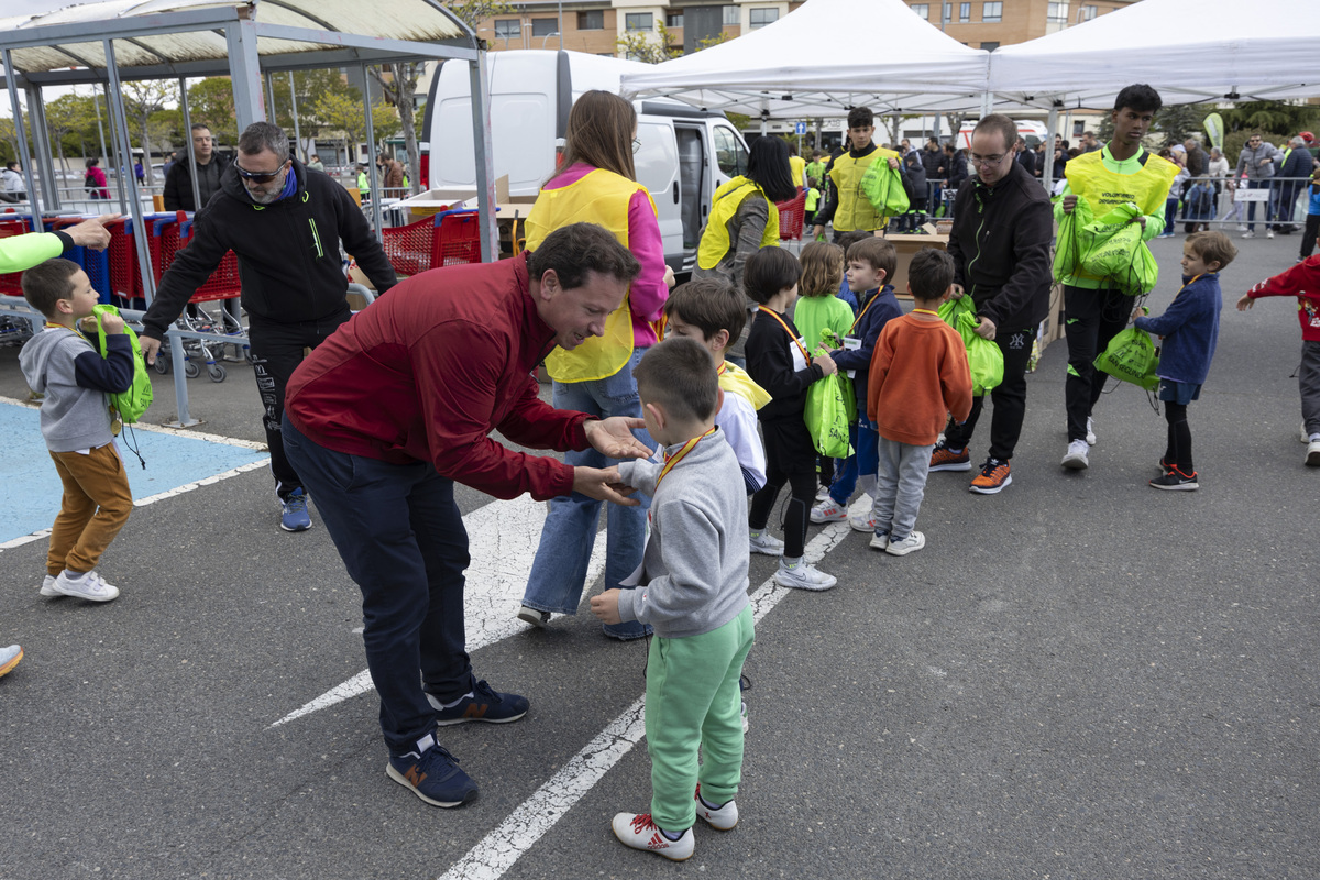 Carrera infantil ecosport san segundo en los aparcamientos del centro comercial de el bulevar.  / ISABEL GARCÍA