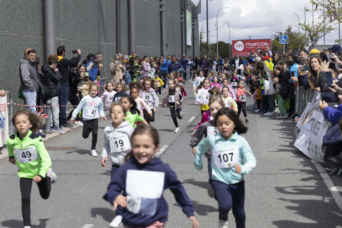 Carrera infantil ecosport san segundo en los aparcamientos del centro comercial de el bulevar.  / ISABEL GARCÍA