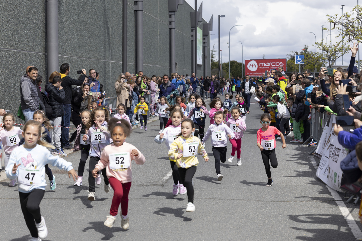 Carrera infantil ecosport san segundo en los aparcamientos del centro comercial de el bulevar.  / ISABEL GARCÍA