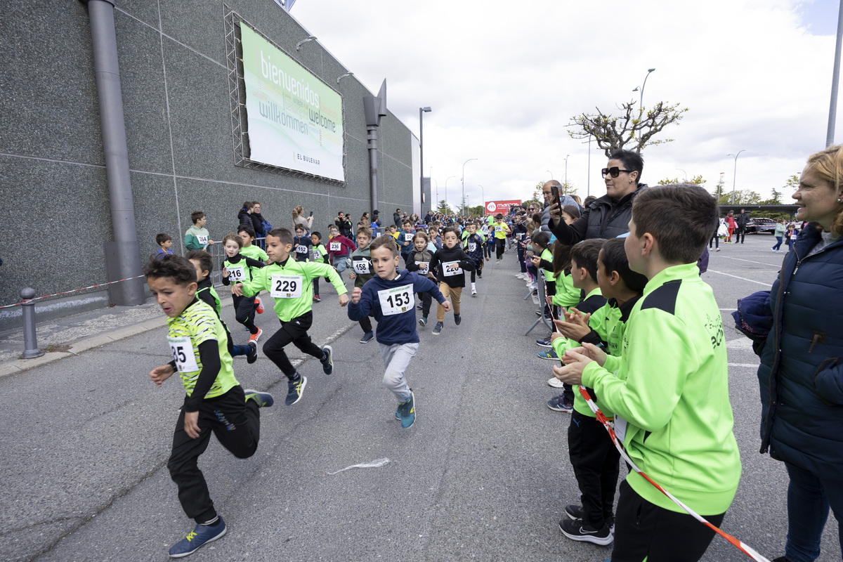 Carrera infantil ecosport san segundo en los aparcamientos del centro comercial de el bulevar.  / ISABEL GARCÍA