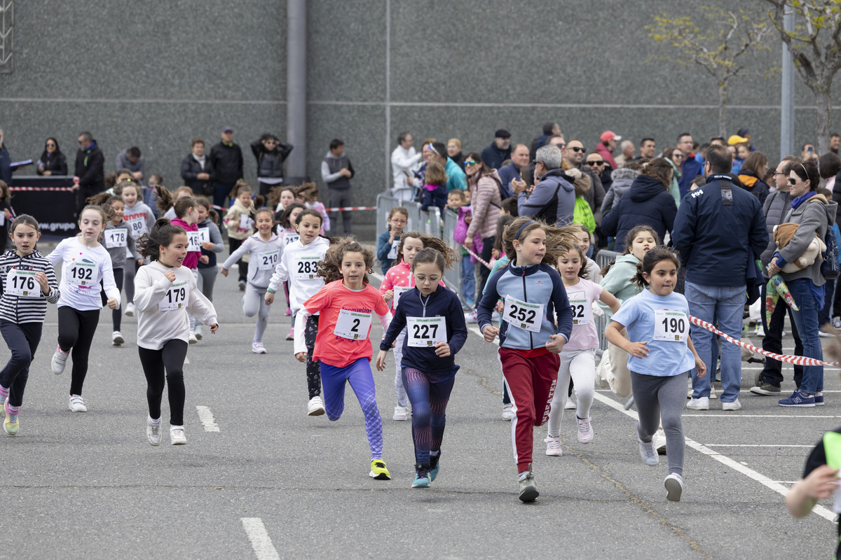 Carrera infantil ecosport san segundo en los aparcamientos del centro comercial de el bulevar.  / ISABEL GARCÍA