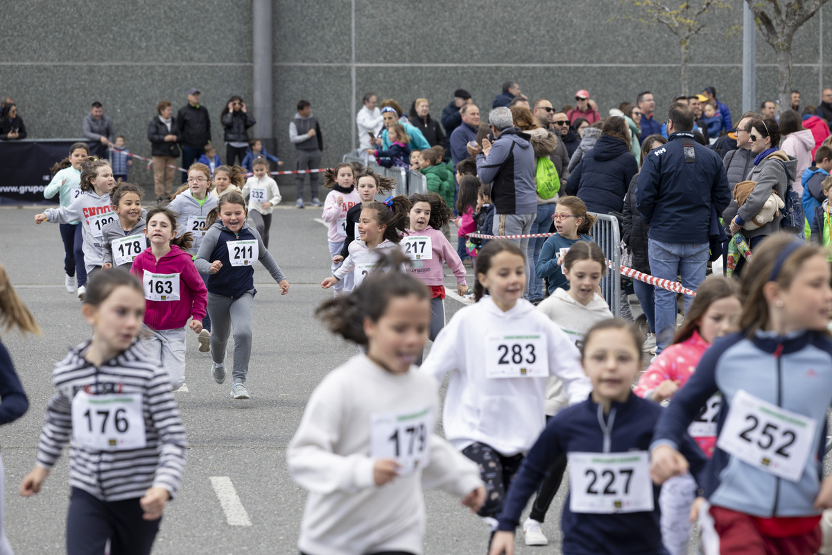 Carrera infantil ecosport san segundo en los aparcamientos del centro comercial de el bulevar.  / ISABEL GARCÍA