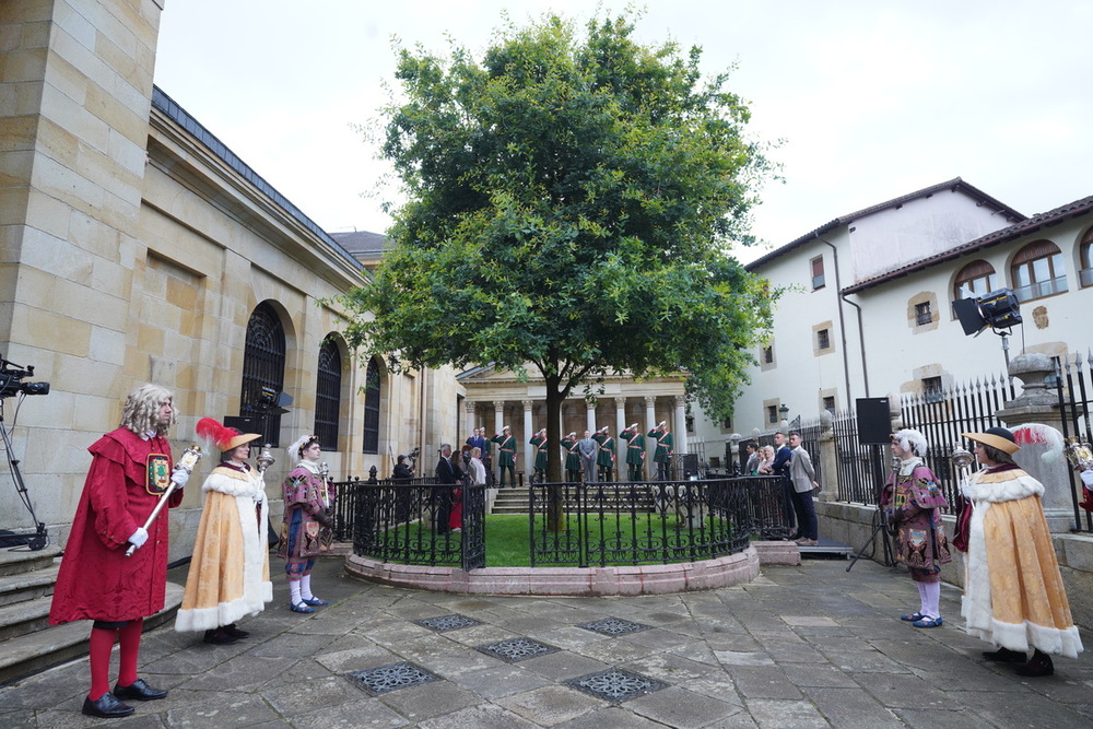 Pradales ya es lehendakari tras jurar bajo el Árbol de Gernika