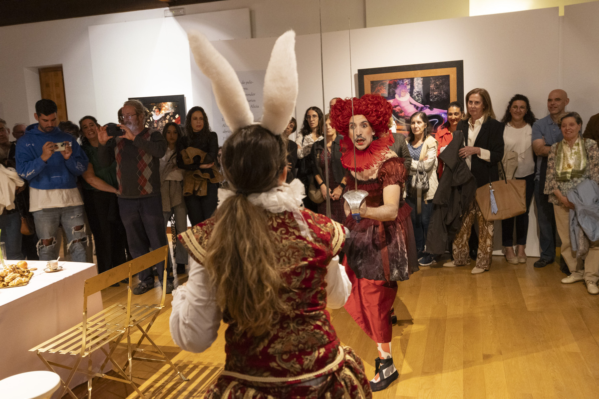 Inauguración de la exposición
de fotografía ‘Alicia en el País de
las Maravillas’.  / ISABEL GARCÍA