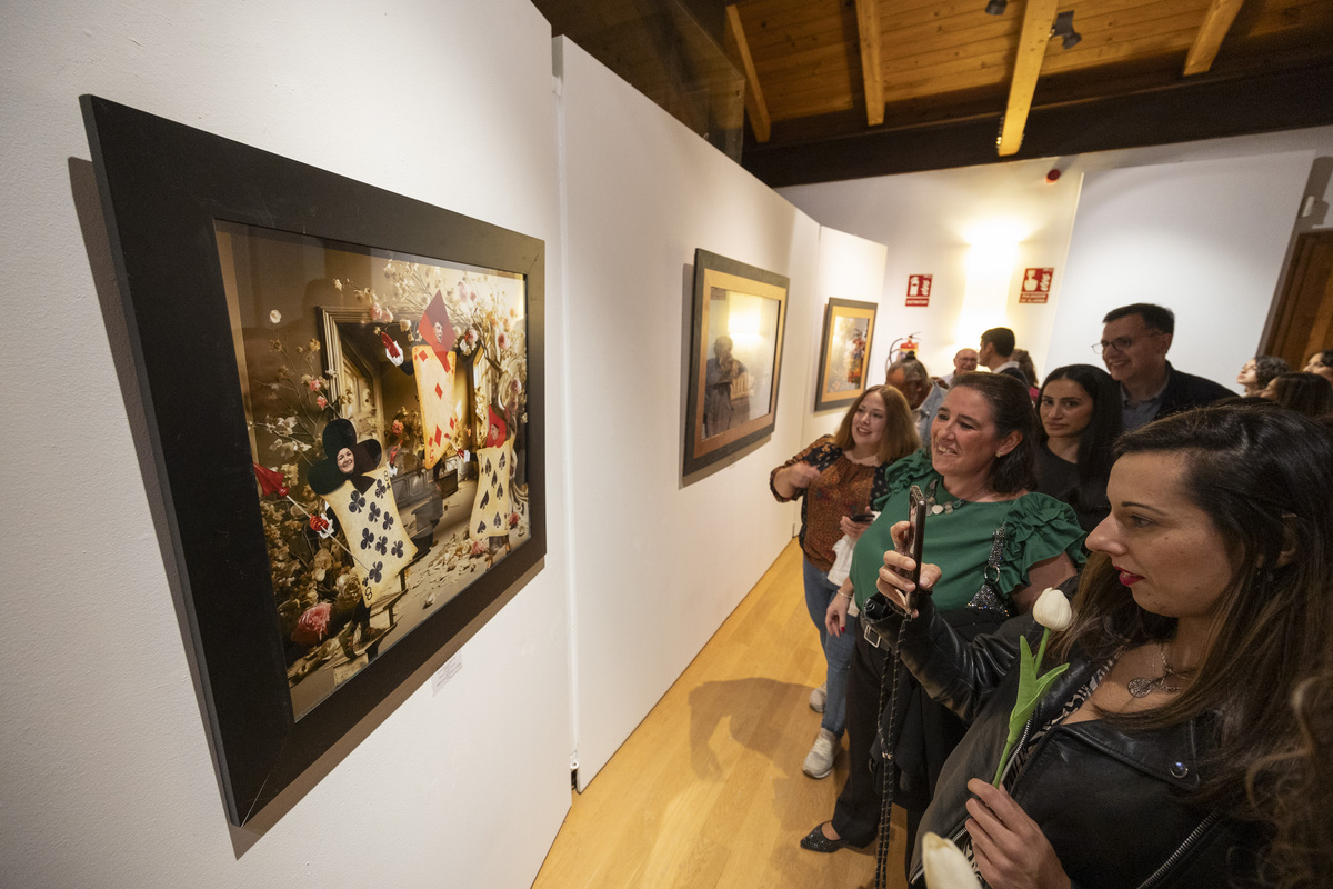 Inauguración de la exposición
de fotografía ‘Alicia en el País de
las Maravillas’.  / ISABEL GARCÍA