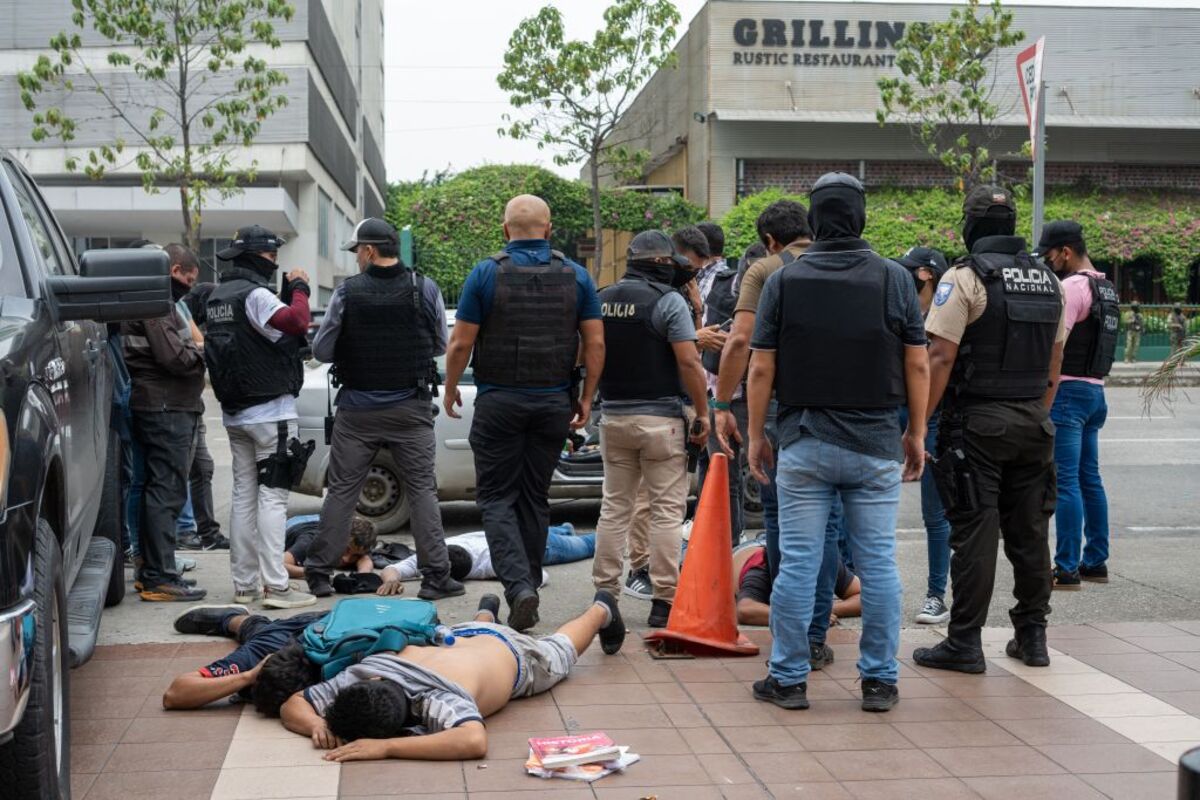 Policía ingresa a canal de ocupado por hombres armados y detiene a varios individuos  / MAURICIO TORRES