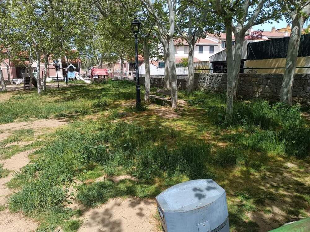 Denuncia del mal estado de un parque infantil de la zona norte