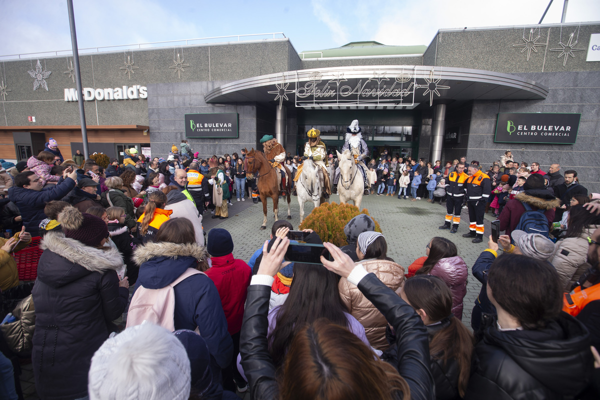 Llegada de los Reyes Magos a caballo, organizado por asociación de las Hervencias.  / ISABEL GARCÍA