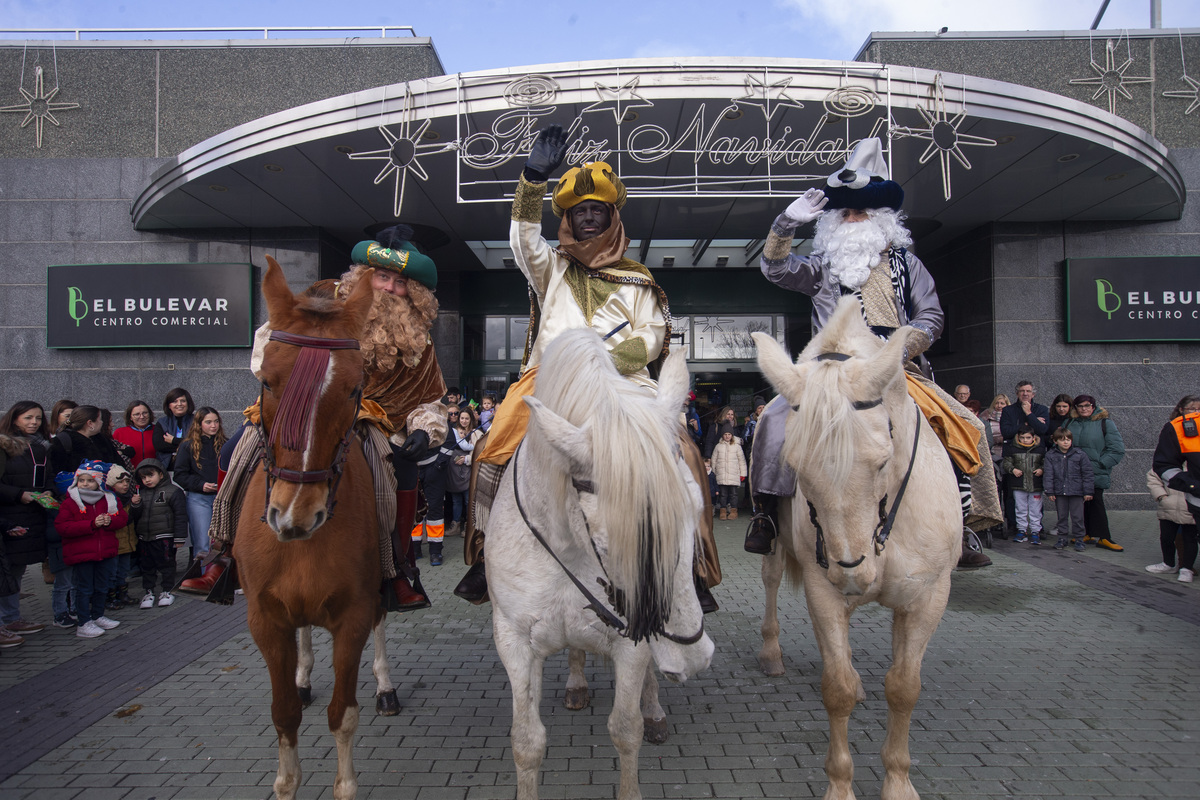 Llegada de los Reyes Magos a caballo, organizado por asociación de las Hervencias.  / ISABEL GARCÍA