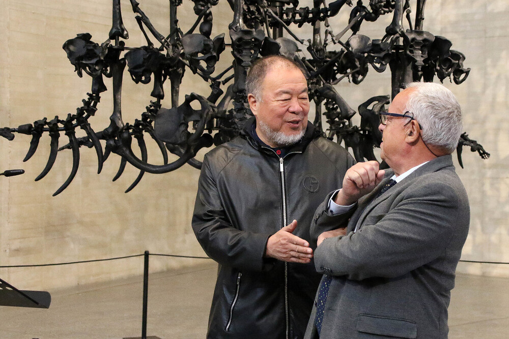 El consejero de Cultura, Gonzalo Santonja, junto a Weiwei en la inauguración de la exposición 'Don Quixote' en el Musac de León.