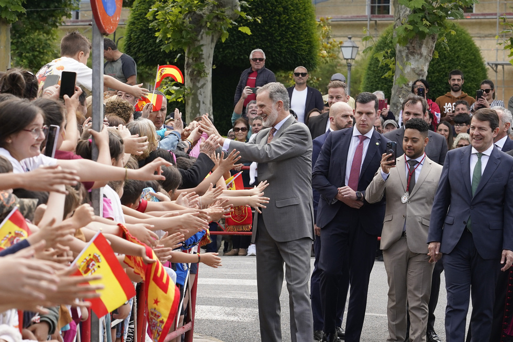 El monarca se detuvo a saludar a los vecinos de Villafranca congregados.