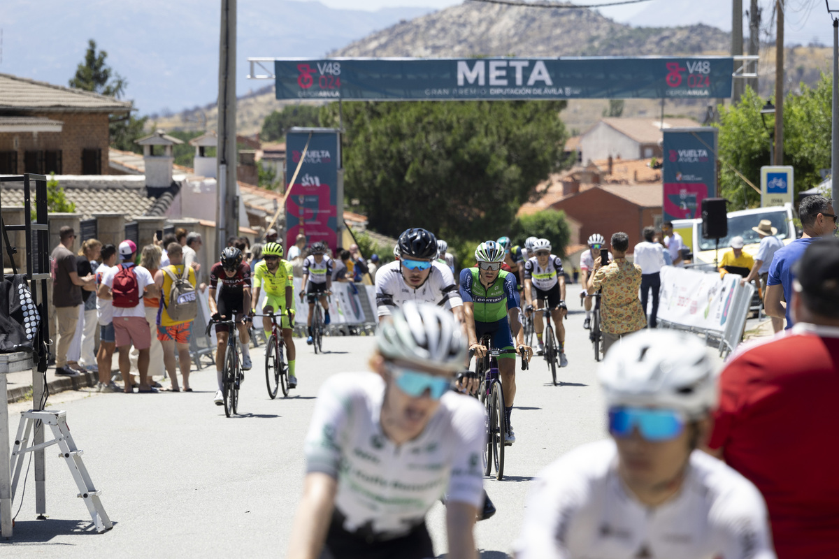 Final de la Vuelta ciclista Ávila en el Barraco.  / ISABEL GARCÍA