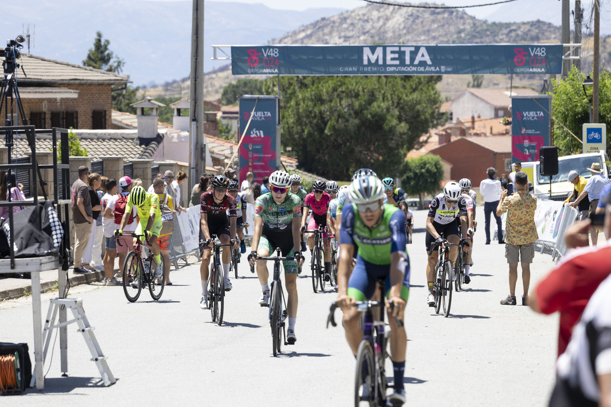 Final de la Vuelta ciclista Ávila en el Barraco.  / ISABEL GARCÍA