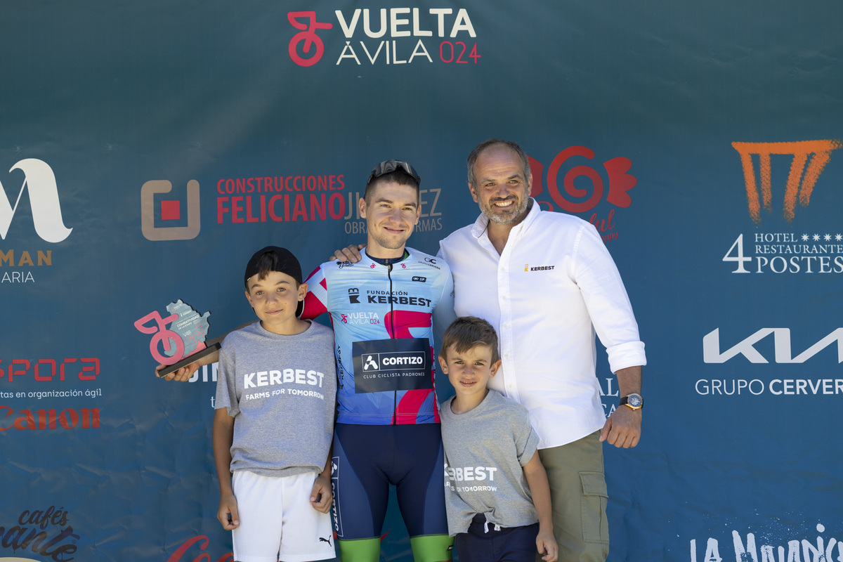 Final de la Vuelta ciclista Ávila en el Barraco.  / ISABEL GARCÍA