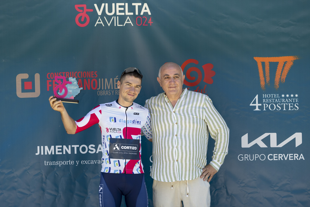 Final de la Vuelta ciclista Ávila en el Barraco.  / ISABEL GARCÍA