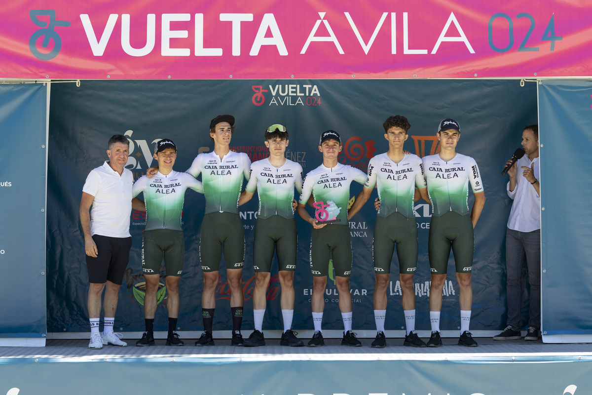 Final de la Vuelta ciclista Ávila en el Barraco.  / ISABEL GARCÍA