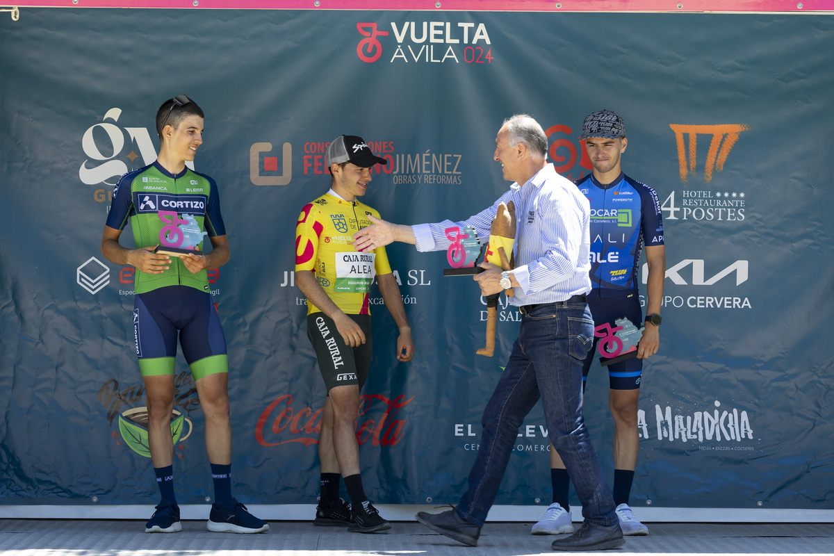 Final de la Vuelta ciclista Ávila en el Barraco.  / ISABEL GARCÍA