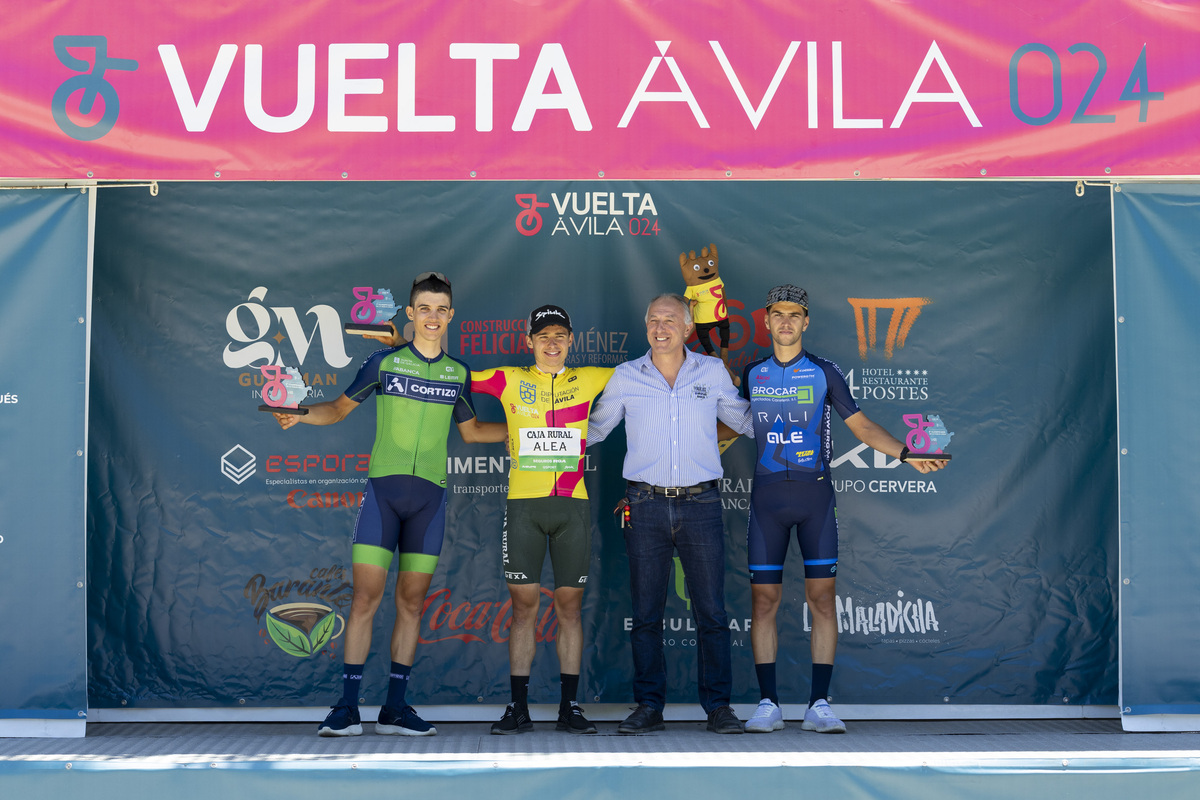 Final de la Vuelta ciclista Ávila en el Barraco.  / ISABEL GARCÍA