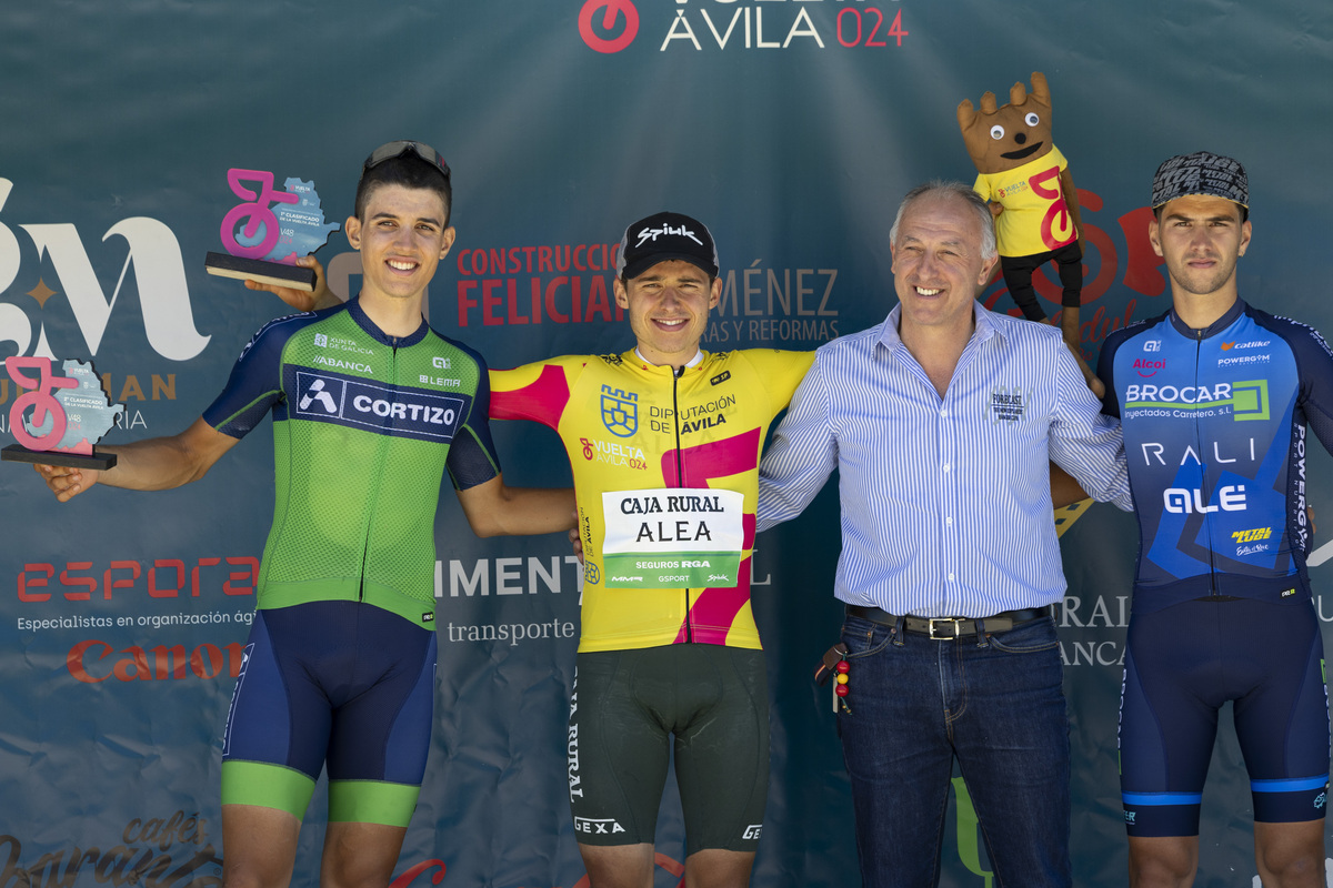 Final de la Vuelta ciclista Ávila en el Barraco.  / ISABEL GARCÍA