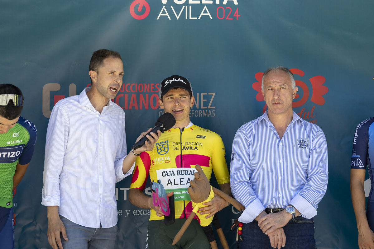 Final de la Vuelta ciclista Ávila en el Barraco.  / ISABEL GARCÍA